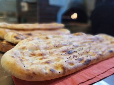 Fırından taze ve sıcak ekmek.