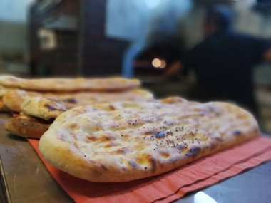 Fırından taze ve sıcak ekmek.