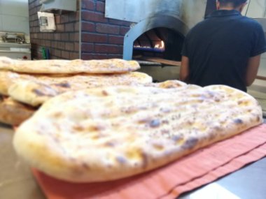 Fırından taze ve sıcak ekmek.