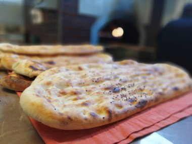 Fırından taze ve sıcak ekmek.