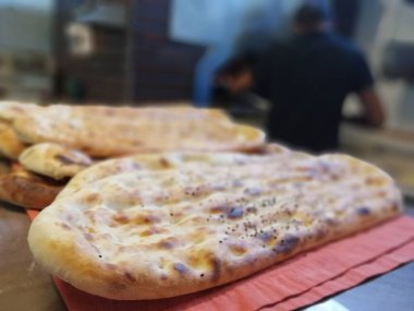 Fırından taze ve sıcak ekmek.