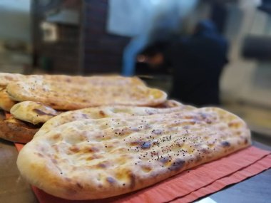 Fırından taze ve sıcak ekmek.