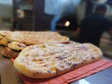 Fırından taze ve sıcak ekmek.