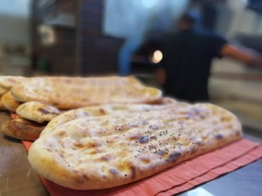 Fırından taze ve sıcak ekmek.