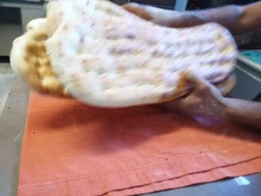 Fırından taze ve sıcak ekmek.