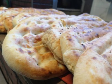 Fırından taze ve sıcak ekmek.