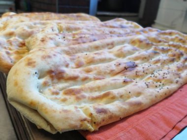 Fırından taze ve sıcak ekmek.