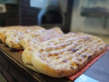 Fırından taze ve sıcak ekmek.