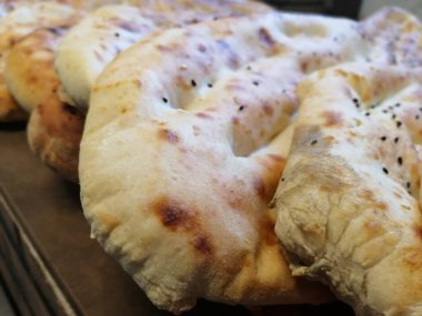 Fırından taze ve sıcak ekmek.