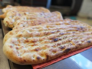 Fırından taze ve sıcak ekmek.