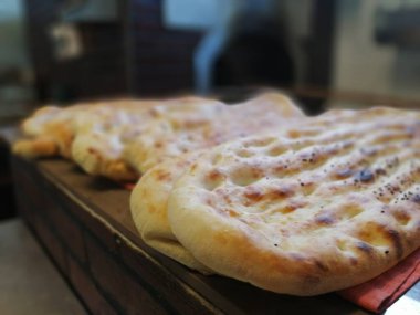 Fırından taze ve sıcak ekmek.