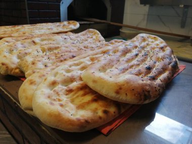 Fırından taze ve sıcak ekmek.