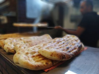 Fırından taze ve sıcak ekmek.