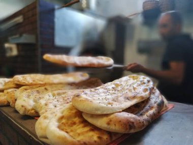 Fırından taze ve sıcak ekmek.