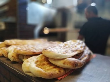 Fırından taze ve sıcak ekmek.