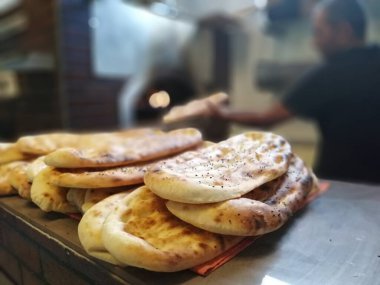 Fırından taze ve sıcak ekmek.