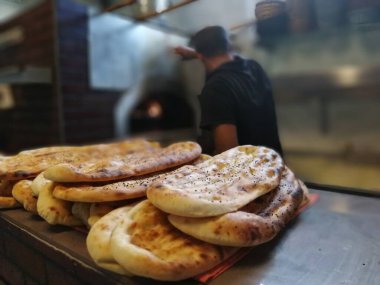 Fırından taze ve sıcak ekmek.