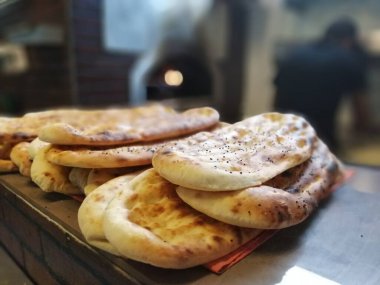 Fırından taze ve sıcak ekmek.