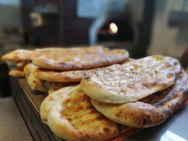 Fırından taze ve sıcak ekmek.