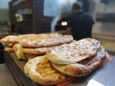 Fırından taze ve sıcak ekmek.