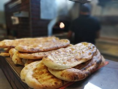 Fırından taze ve sıcak ekmek.