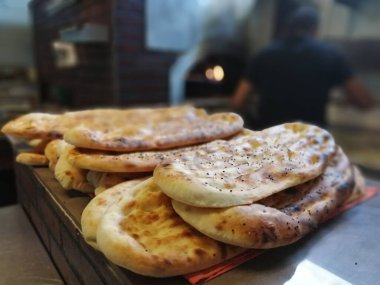 Fırından taze ve sıcak ekmek.