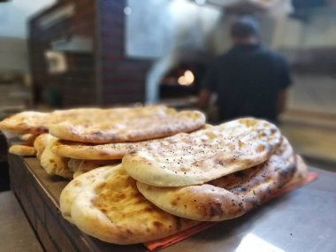 Fırından taze ve sıcak ekmek.