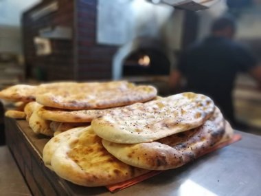 Fırından taze ve sıcak ekmek.