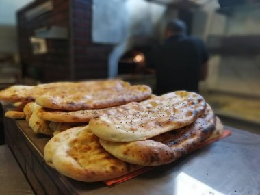 Fırından taze ve sıcak ekmek.