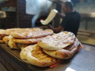 Fırından taze ve sıcak ekmek.