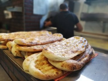 Fırından taze ve sıcak ekmek.