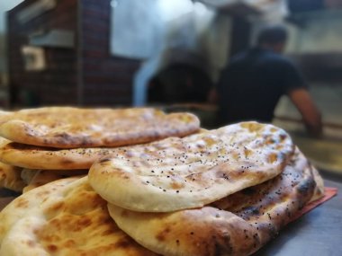 Fırından taze ve sıcak ekmek.