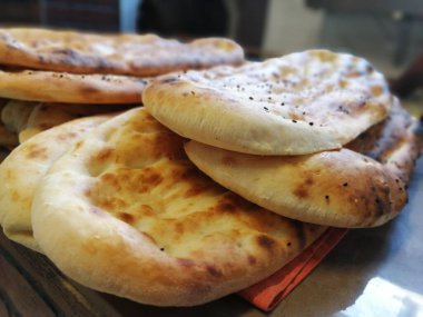 Fırından taze ve sıcak ekmek.