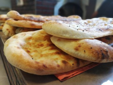 Fırından taze ve sıcak ekmek.