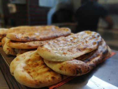 Fırından taze ve sıcak ekmek.