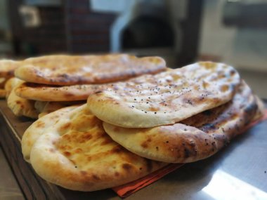 Fırından taze ve sıcak ekmek.