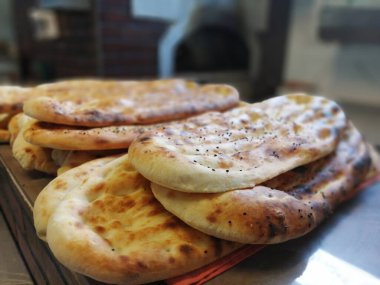 Fırından taze ve sıcak ekmek.