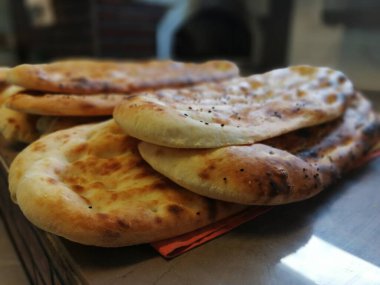 Fırından taze ve sıcak ekmek.