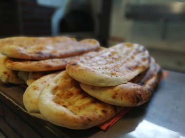 Fırından taze ve sıcak ekmek.