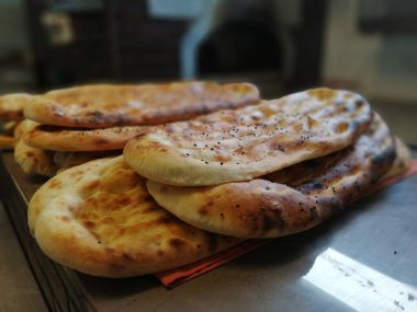 Fırından taze ve sıcak ekmek.