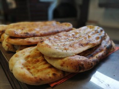 Fırından taze ve sıcak ekmek.