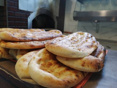 Fırından taze ve sıcak ekmek.