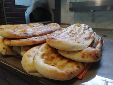 Fırından taze ve sıcak ekmek.