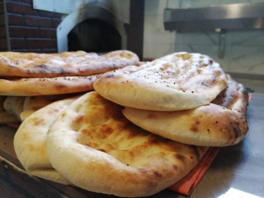 Fırından taze ve sıcak ekmek.