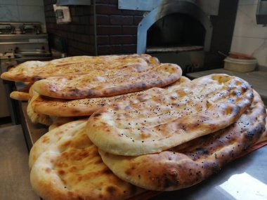 Fırından taze ve sıcak ekmek.