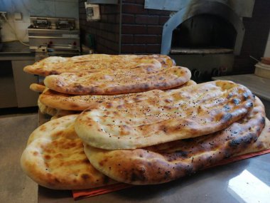 Fırından taze ve sıcak ekmek.