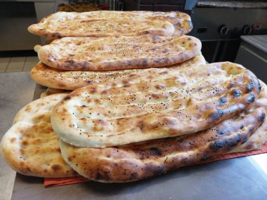 Fırından taze ve sıcak ekmek.