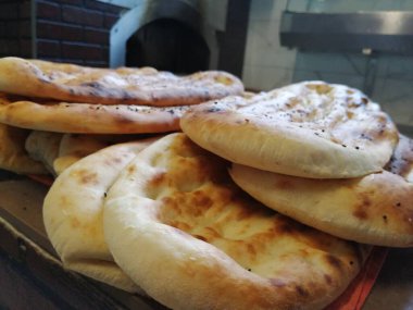 Fırından taze ve sıcak ekmek.