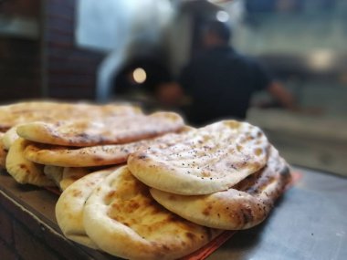 Fırından taze ve sıcak ekmek.