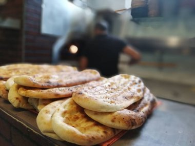 Fırından taze ve sıcak ekmek.